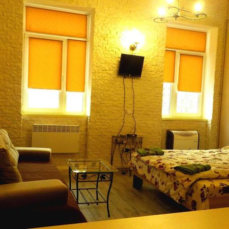 With Dom Studio Apartman Lviv Kültér fotó